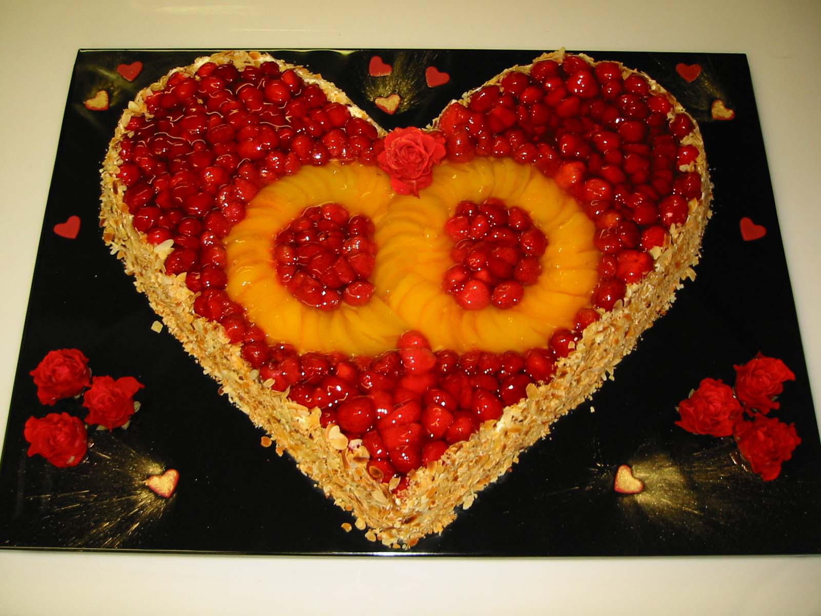 Erdbeerherz mit Pfirsichringen – Fröhlich&amp;#39;s Kuchenwerkstatt