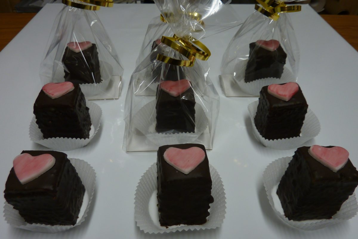 Petit Fours rosa-schwarz – Fröhlich&amp;#39;s Kuchenwerkstatt