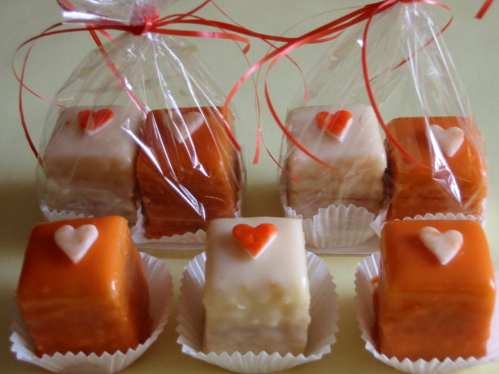 Petit Fours weiß-orange – Fröhlich&amp;#39;s Kuchenwerkstatt